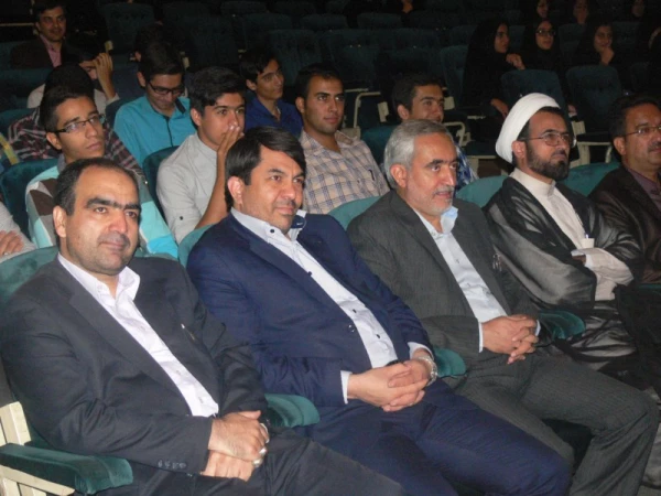 آیت الله ناصری در مراسم آغاز سال تحصیلی دانشجومعلمان دانشگاه فرهنگیان یزد:

دانشگاه فرهنگیان به عنوان گلوگاه حساس تعلیم و تربیت نقش مهمی در تربیت معلمان آینده دارد.
 3