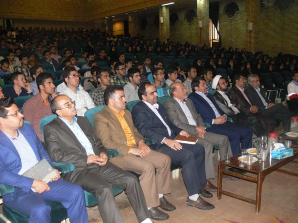آیت الله ناصری در مراسم آغاز سال تحصیلی دانشجومعلمان دانشگاه فرهنگیان یزد:

دانشگاه فرهنگیان به عنوان گلوگاه حساس تعلیم و تربیت نقش مهمی در تربیت معلمان آینده دارد.
 4