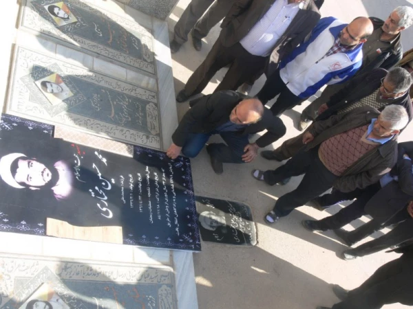 در آستانه ایام الله  دهه فجر با حضور در مزار شهدای معلم :

تجدید میثاق کارکنان دانشگاه فرهنگیان یزد  با آرمان های شهدا 
 3