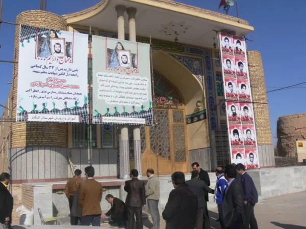 در آستانه ایام الله  دهه فجر با حضور در مزار شهدای معلم :

تجدید میثاق کارکنان دانشگاه فرهنگیان یزد  با آرمان های شهدا 
 4