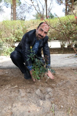 در پردیس شهیدان پاک نژاد یزد صورت گرفت:

کاشت نهال به مناسبت نکوداشت هفته منابع طبیعی و روز درخت کاری 
 9