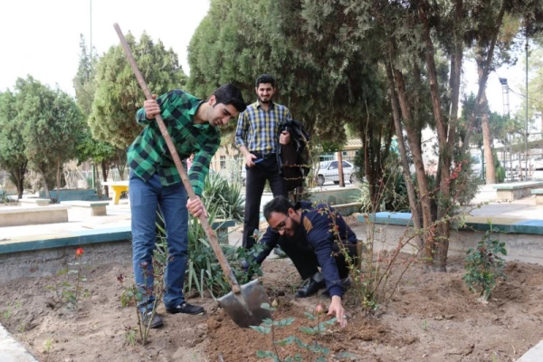 در پردیس شهیدان پاک نژاد یزد صورت گرفت:

کاشت نهال به مناسبت نکوداشت هفته منابع طبیعی و روز درخت کاری 
 16