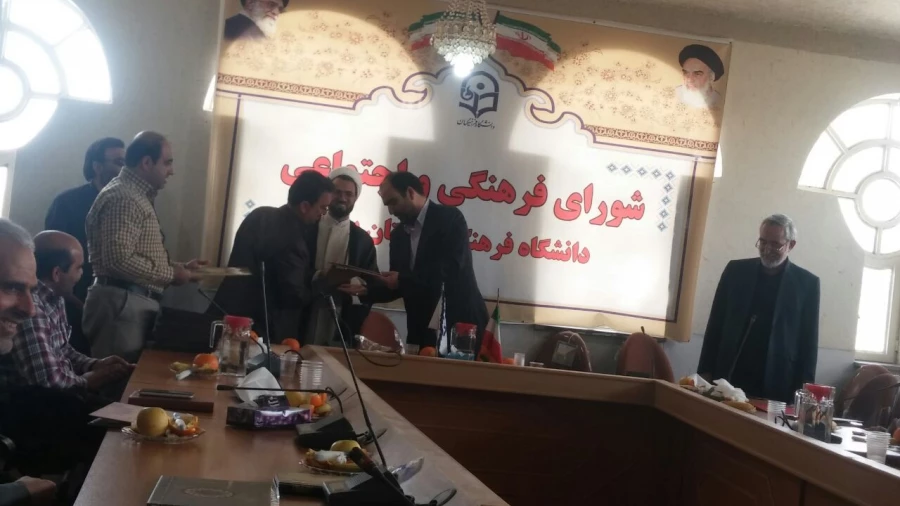 در نشستی صمیمانه از زحمات یک ساله همکاران پردیس های استانی تقدیر به عمل آمد. 8