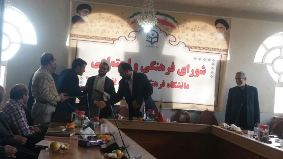 در نشستی صمیمانه از زحمات یک ساله همکاران پردیس های استانی تقدیر به عمل آمد. 9