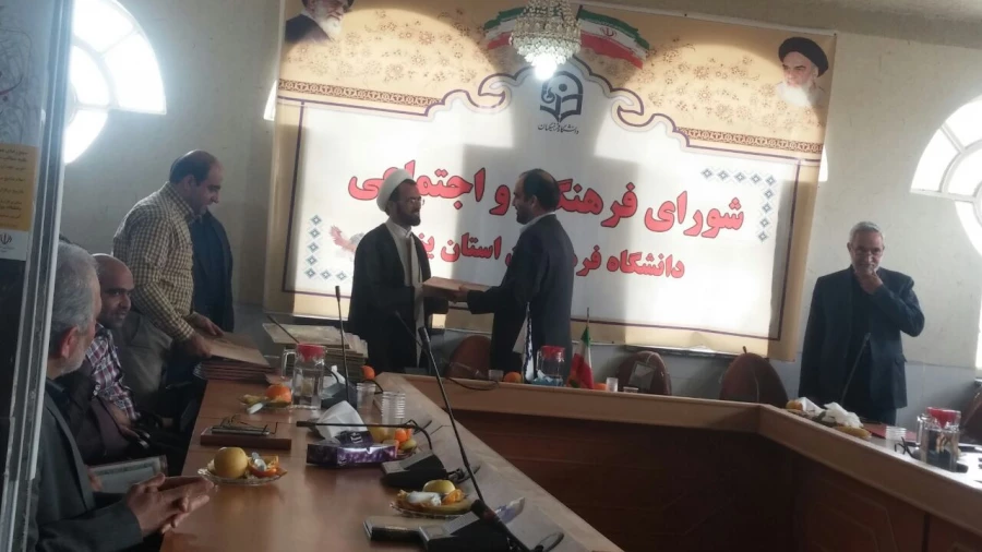 در نشستی صمیمانه از زحمات یک ساله همکاران پردیس های استانی تقدیر به عمل آمد. 11