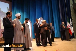 در مراسم اختتامیه جشنواره قرآن و عترت بخش خواهران :

تجلیل از استاد محمود حرازی هنرمند خوشنویس، فرهیخته و فرهنگی پیشکسوت یزدی
 4