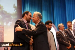 در مراسم اختتامیه جشنواره قرآن و عترت بخش خواهران :

تجلیل از استاد محمود حرازی هنرمند خوشنویس، فرهیخته و فرهنگی پیشکسوت یزدی
 6