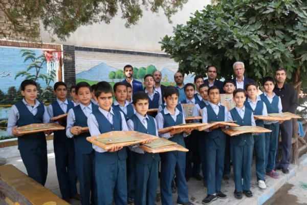 به پاس اجرای هنرمندانه در مراسم اختتامیه جشنواره قرآن و عترت: 

تقدیر و تجلیل از عوامل اجرایی و دانش آموزان گرود سرود دبستان شاهد خرم نژاد
 20