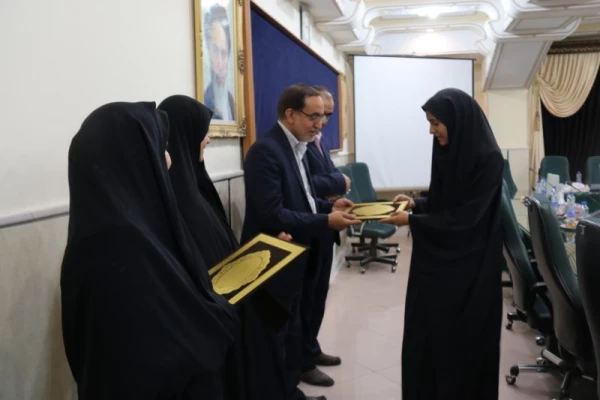 تقدیر و تجلیل از کادر اجرایی دانشجویی بیست و ششمین جشنواره کشوری قرآن و عترت دانشجومعلمان دانشگاه فرهنگیان 19