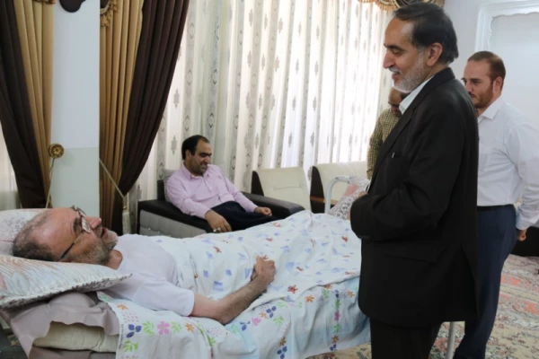 عیادت از همکار فرهنگی بیمار
 3