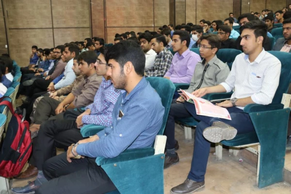 آیت الله  ناصری در مراسم آغاز سال تحصیلی دانشجومعلمان دانشگاه فرهنگیان یزد:

شما معلمان و هدایتگران فرزندان این جامعه هستید و ساختار علمی، عقیدتی، فکری و رشد عقلانی دانش آموزان این مرزوبوم به دست شما عزیزان است.
 2