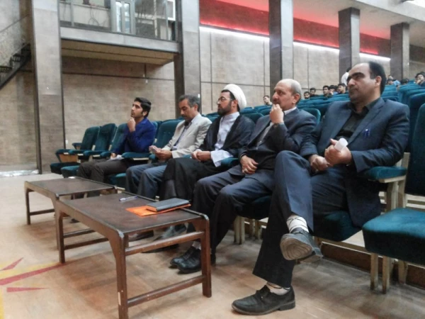 با حضور معاون آموزش متوسطه اداره کل آموزش و پرورش یزد برگزار شد:

کارگاه آموزشی تبیین سند تحول بنیادین آموزش و پرورش
 6