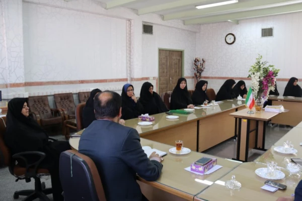 در پردیس فاطمه الزهرا(س) برگزار شد:

نشست صمیمانه مدیر استانی دانشگاه با کارکنان پردیس خواهران
 8