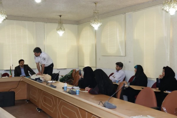 با حضور کارکنان و اساتید پردیس های استانی دانشگاه برگزار شد:

دوره بالندگی «کمک های اولیه، امداد و نجات» 11