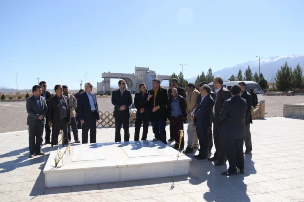 به مناسبت ایام الله دهه فجر برگزار گردید:

غبار روبی شهدای گمنام دانشگاه ازاد اسلامی واحد مهریز 
 2