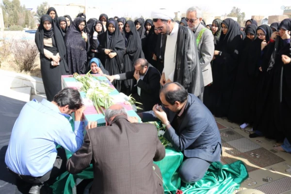 در ایام شهادت حضرت زهرا(س) :

عطر شهادت در فضای دانشگاه فرهنگیان یزد پیچید.
 16