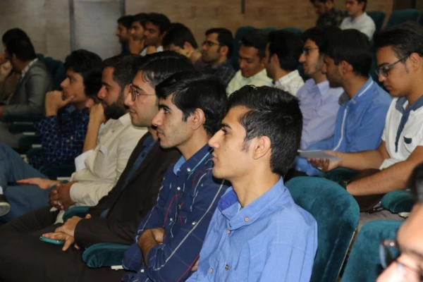 در پردیس شهیدان پاک نژاد یزد برگزار شد:

کارگاه آموزشی « یزدشناسی و قابلیت های گردشگری یزد »  5