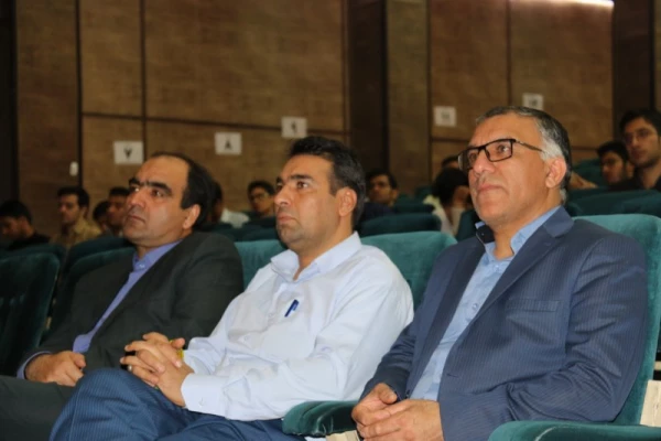 در پردیس شهیدان پاک نژاد یزد برگزار شد:

کارگاه آموزشی « یزدشناسی و قابلیت های گردشگری یزد »  9