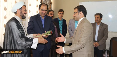 به مناسبت هفته بزرگداشت مقام شامخ معلم :

دیدار صمیمانه مسئولان دانشگاه فرهنگیان یزد با دانش آموختگان دانشگاه در مدارس استان