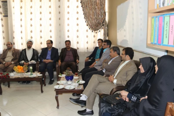 به مناسبت هفته بزرگداشت مقام شامخ معلم :

دیدار صمیمانه مسئولان دانشگاه فرهنگیان یزد با دانش آموختگان دانشگاه در مدارس استان
 6