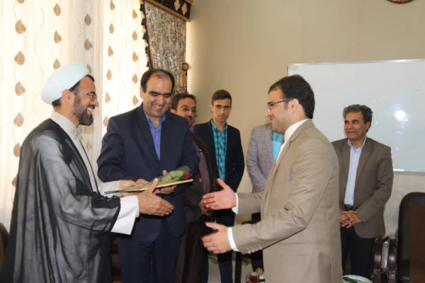 به مناسبت هفته بزرگداشت مقام شامخ معلم :

دیدار صمیمانه مسئولان دانشگاه فرهنگیان یزد با دانش آموختگان دانشگاه در مدارس استان
 7