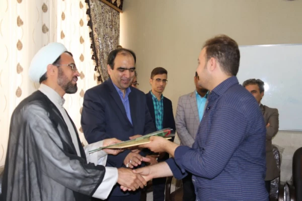 به مناسبت هفته بزرگداشت مقام شامخ معلم :

دیدار صمیمانه مسئولان دانشگاه فرهنگیان یزد با دانش آموختگان دانشگاه در مدارس استان
 8