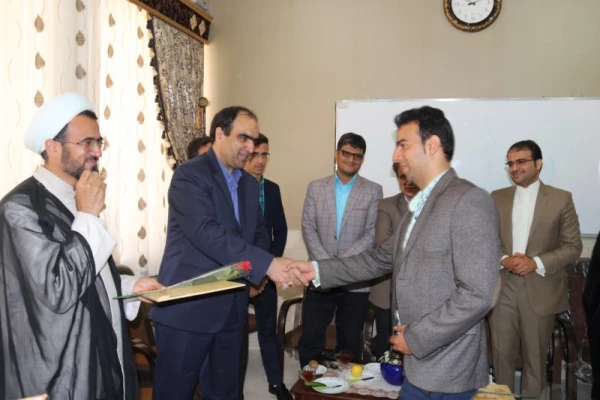 به مناسبت هفته بزرگداشت مقام شامخ معلم :

دیدار صمیمانه مسئولان دانشگاه فرهنگیان یزد با دانش آموختگان دانشگاه در مدارس استان
 9