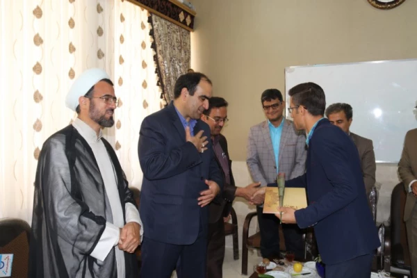 به مناسبت هفته بزرگداشت مقام شامخ معلم :

دیدار صمیمانه مسئولان دانشگاه فرهنگیان یزد با دانش آموختگان دانشگاه در مدارس استان
 10