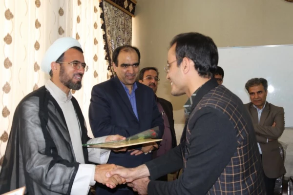 به مناسبت هفته بزرگداشت مقام شامخ معلم :

دیدار صمیمانه مسئولان دانشگاه فرهنگیان یزد با دانش آموختگان دانشگاه در مدارس استان
 11