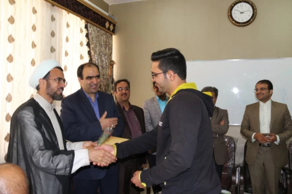 به مناسبت هفته بزرگداشت مقام شامخ معلم :

دیدار صمیمانه مسئولان دانشگاه فرهنگیان یزد با دانش آموختگان دانشگاه در مدارس استان
 12