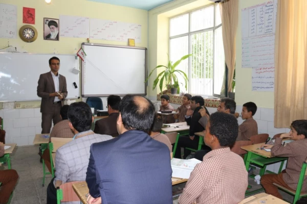 به مناسبت هفته بزرگداشت مقام شامخ معلم :

دیدار صمیمانه مسئولان دانشگاه فرهنگیان یزد با دانش آموختگان دانشگاه در مدارس استان
 30