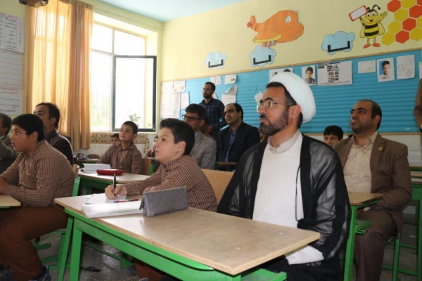 به مناسبت هفته بزرگداشت مقام شامخ معلم :

دیدار صمیمانه مسئولان دانشگاه فرهنگیان یزد با دانش آموختگان دانشگاه در مدارس استان
 31