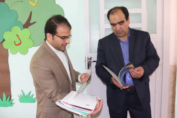 به مناسبت هفته بزرگداشت مقام شامخ معلم :

دیدار صمیمانه مسئولان دانشگاه فرهنگیان یزد با دانش آموختگان دانشگاه در مدارس استان
 16