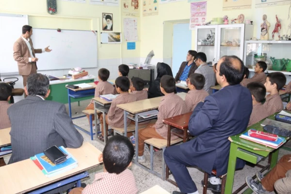 به مناسبت هفته بزرگداشت مقام شامخ معلم :

دیدار صمیمانه مسئولان دانشگاه فرهنگیان یزد با دانش آموختگان دانشگاه در مدارس استان
 37