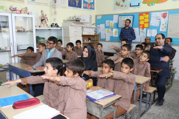 به مناسبت هفته بزرگداشت مقام شامخ معلم :

دیدار صمیمانه مسئولان دانشگاه فرهنگیان یزد با دانش آموختگان دانشگاه در مدارس استان
 39