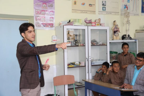 به مناسبت هفته بزرگداشت مقام شامخ معلم :

دیدار صمیمانه مسئولان دانشگاه فرهنگیان یزد با دانش آموختگان دانشگاه در مدارس استان
 40