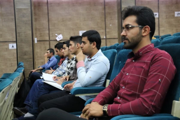 در پردیس شهیدان پاک نژاد یزد برگزار شد:

کارگاه آموزشی سواد رسانه ای، فرصت ها و تهدیدهای شبکه های اجتماعی
 5