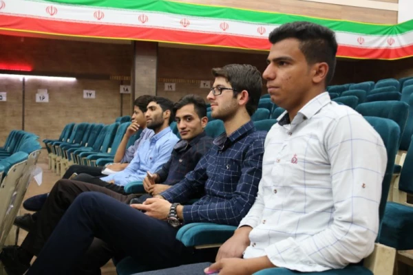 در پردیس شهیدان پاک نژاد یزد برگزار شد:

کارگاه آموزشی سواد رسانه ای، فرصت ها و تهدیدهای شبکه های اجتماعی
 7