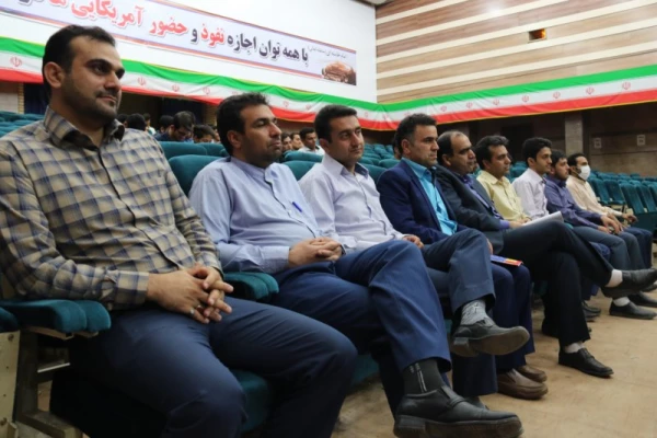 در پردیس شهیدان پاک نژاد یزد برگزار شد:

کارگاه آموزشی سواد رسانه ای، فرصت ها و تهدیدهای شبکه های اجتماعی
 9