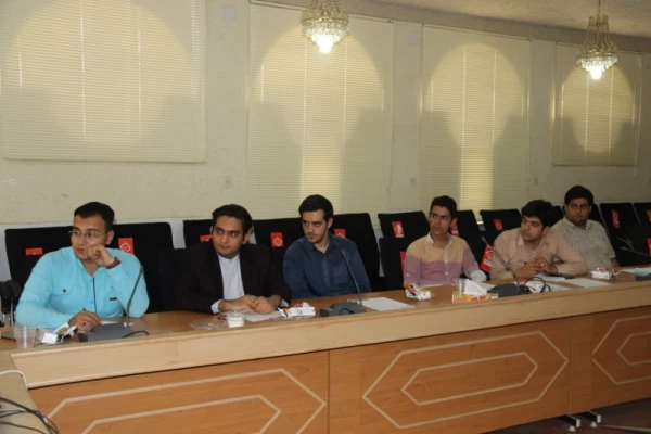 نشست صمیمی مسئولان تشکل ها و انجمن های علمی دانشجویی با مدیر استانی دانشگاه فرهنگیان یزد 6