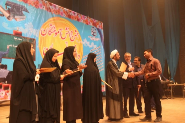 آیت الله ناصری در جشن دانش آموختگی دانشجومعلمان ورودی 92 پردیس های استانی یزد:

در حرفه معلمی احساس مسئولیت کنید چون پیش خدا پاسخگو خواهید بود 20