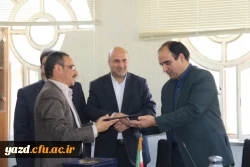 با حضور روسا و معاونین اداره کل و نواحی آموزش و پرورش یزد صورت پذیرفت:

نشست هماهنگی و سازماندهی  امر کارورزی دانشجومعلمان در مدارس یزد 12