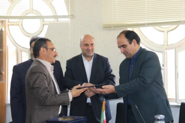 با حضور روسا و معاونین اداره کل و نواحی آموزش و پرورش یزد صورت پذیرفت:

نشست هماهنگی و سازماندهی  امر کارورزی دانشجومعلمان در مدارس یزد 12