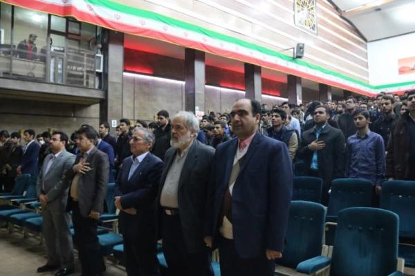 با حضور صادق زیبا کلام و قدیری ابیانه در پردیس شهیدان پاک نژاد یزد برگزار شد:

مناظره سیاسی با موضوع « آزادی و حقوق شهروندی، قانون اساسی و واقعیت های موجود »
 3