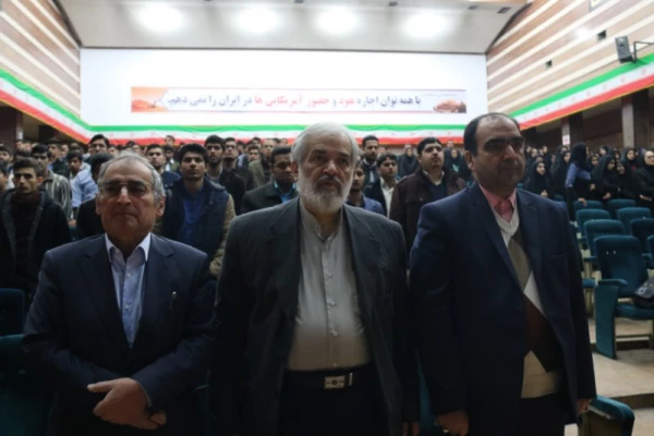 با حضور صادق زیبا کلام و قدیری ابیانه در پردیس شهیدان پاک نژاد یزد برگزار شد:

مناظره سیاسی با موضوع « آزادی و حقوق شهروندی، قانون اساسی و واقعیت های موجود »
 4