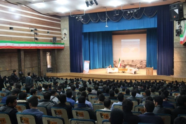 با حضور صادق زیبا کلام و قدیری ابیانه در پردیس شهیدان پاک نژاد یزد برگزار شد:

مناظره سیاسی با موضوع « آزادی و حقوق شهروندی، قانون اساسی و واقعیت های موجود »
 6