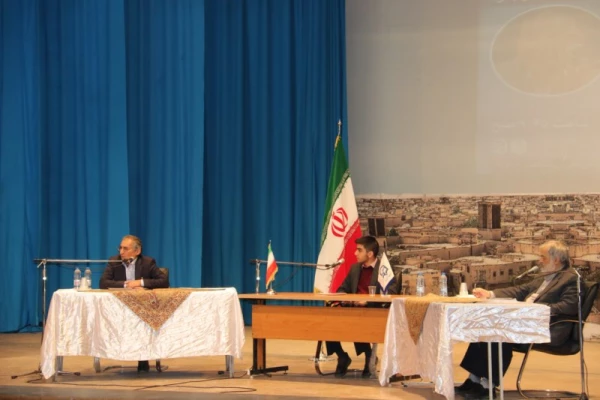 با حضور صادق زیبا کلام و قدیری ابیانه در پردیس شهیدان پاک نژاد یزد برگزار شد:

مناظره سیاسی با موضوع « آزادی و حقوق شهروندی، قانون اساسی و واقعیت های موجود »
 7