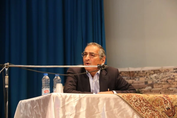 با حضور صادق زیبا کلام و قدیری ابیانه در پردیس شهیدان پاک نژاد یزد برگزار شد:

مناظره سیاسی با موضوع « آزادی و حقوق شهروندی، قانون اساسی و واقعیت های موجود »
 9