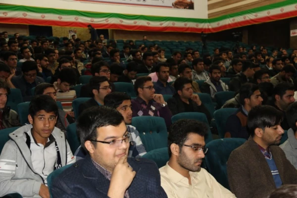 با حضور صادق زیبا کلام و قدیری ابیانه در پردیس شهیدان پاک نژاد یزد برگزار شد:

مناظره سیاسی با موضوع « آزادی و حقوق شهروندی، قانون اساسی و واقعیت های موجود »
 12