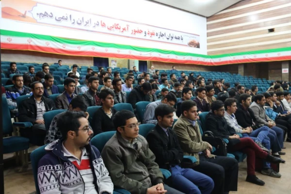 با حضور صادق زیبا کلام و قدیری ابیانه در پردیس شهیدان پاک نژاد یزد برگزار شد:

مناظره سیاسی با موضوع « آزادی و حقوق شهروندی، قانون اساسی و واقعیت های موجود »
 15